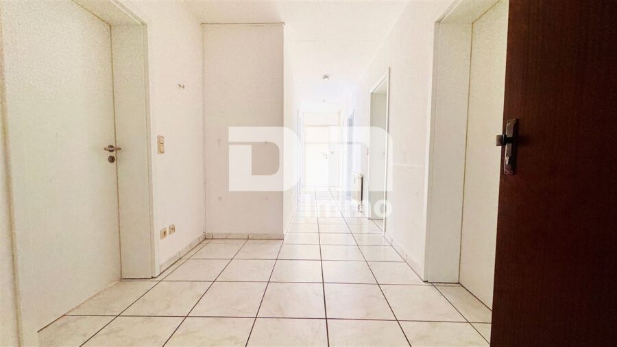 Schöne Dachgeschosswohnung mit umfangreicher Ausstattung, zwei Balkonen und Stellplatz - Flur / Diele / Windfang / Garderobe